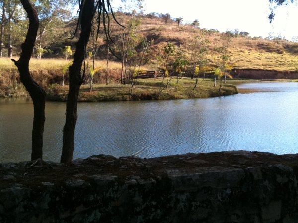 A MANEIRA MAIS RÁPIDA E CERTA DE VIVER COM DIGNIDADE É SER REALMENTE O QUE APARENTAMOS SER. TODAS AS VIRTUDES HUMANAS AUMENTAM E SE FORTIFICAM QUANDO AS PRATICAMOS E AS VIVENCIAMOS